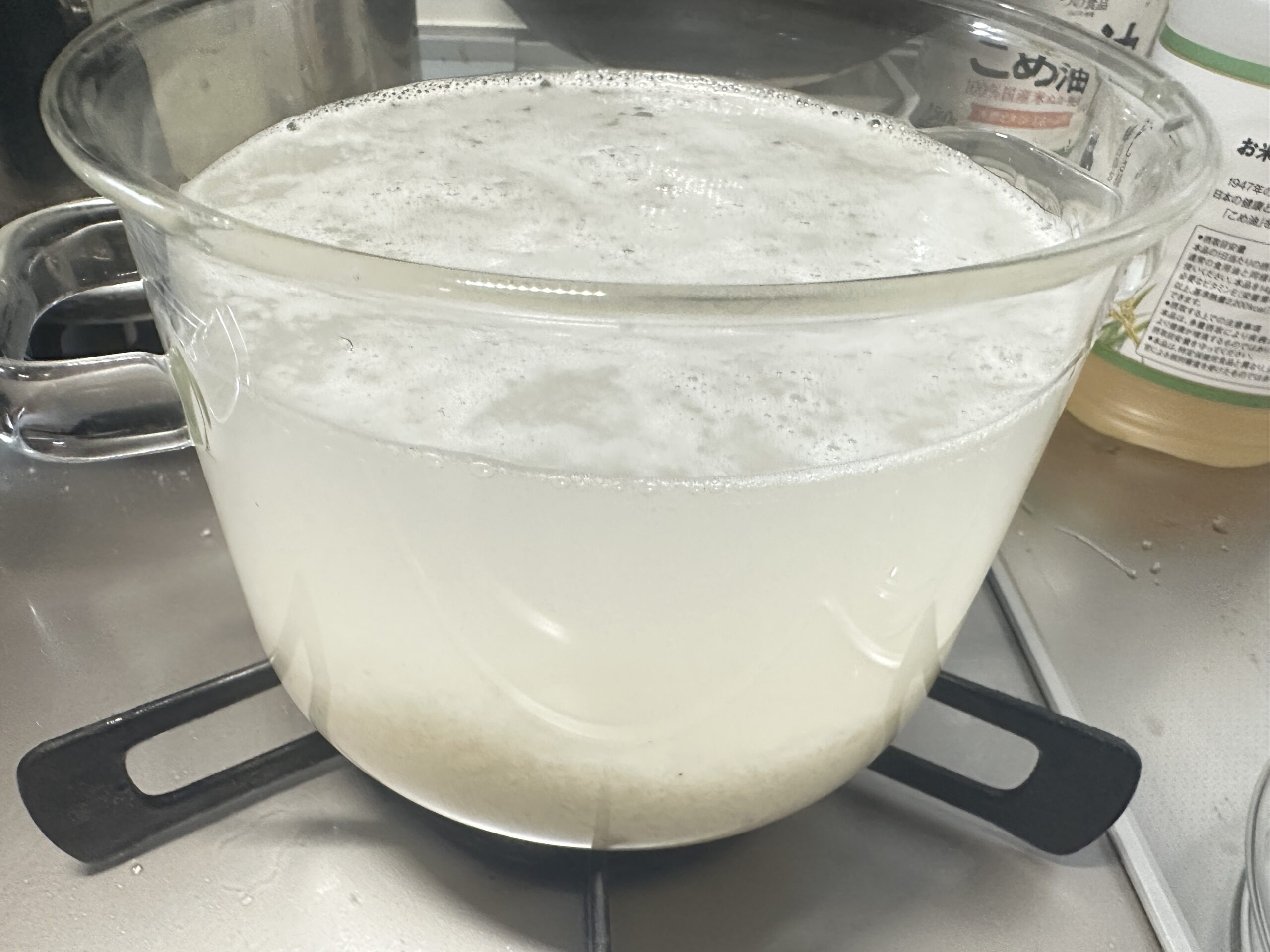 鍋で温めているれんこんのすりおろし汁